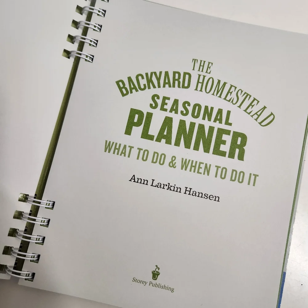 The Backyard Homestead Seasonal Planner : What to Do and When to Do It